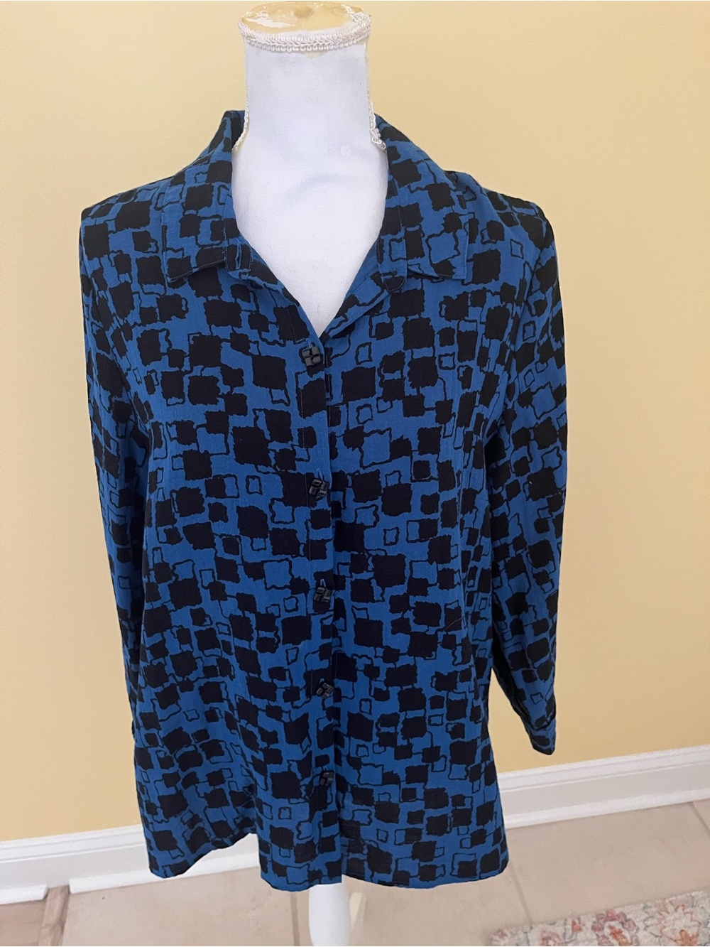 Habitat 75% Rayon 26% Nylon Blue and Black Geometric Button-Down Shirt